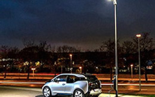 автомобиль заряжается от фонаря