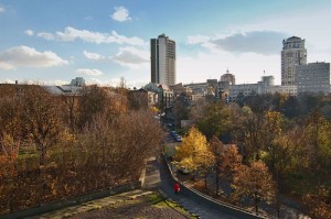 1024px-Улица_Смирнова-Ласточкина_Киев_2012_01