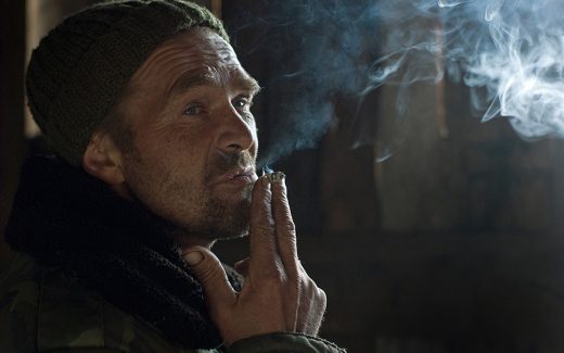 мужчина курит