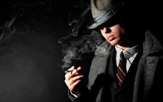 мужчина курит