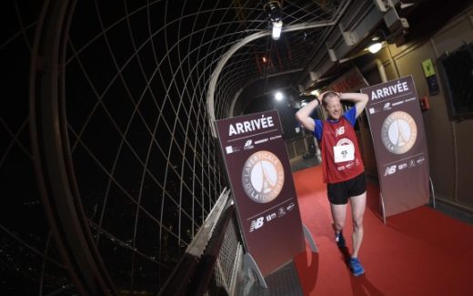 Победитель забега по ступеням Эйфелевой башни польский спортсмен Пётр Лободзински