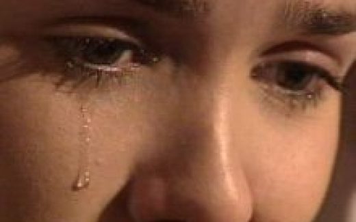 слезы катятся из глаз