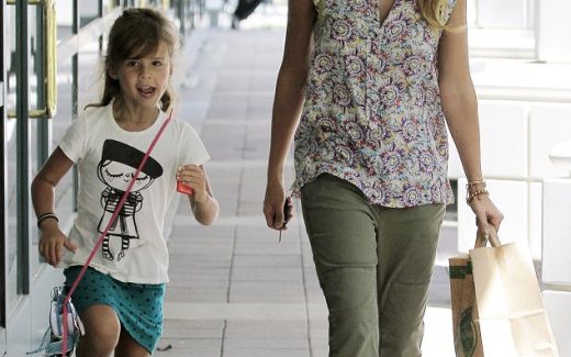 мама с ребенком гуляют