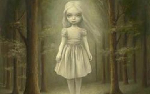 девочка как приведение в лесу