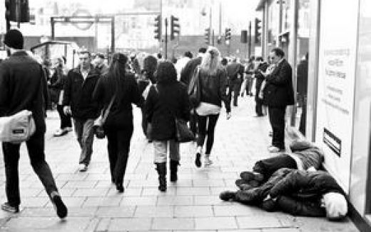 мужчина лежит на тротуаре