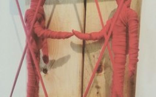 две фигуры на окне