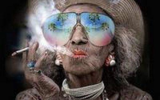 старушка курит