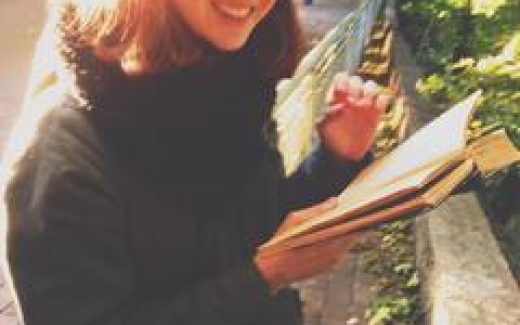 девушка читает книгу