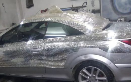 автомобиль, оклееный кусочками зеркал