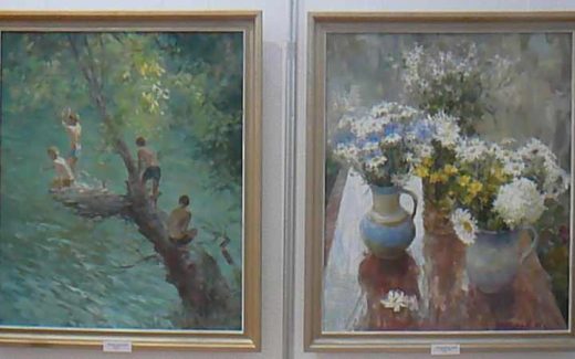 мальчики на тарзанке, натюрмотр с цветами в кувшинах. Автор Сергей Михайличенко