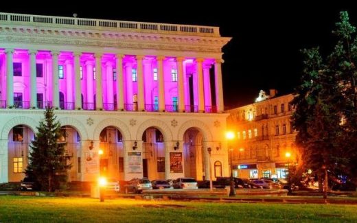 Консерватория (г. Киев) с розовой подсветкой