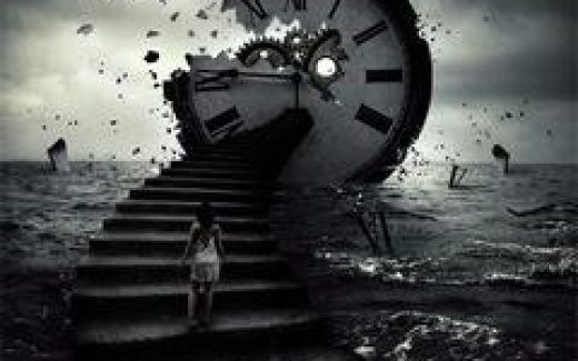 идет по лестнице к разбитым часам