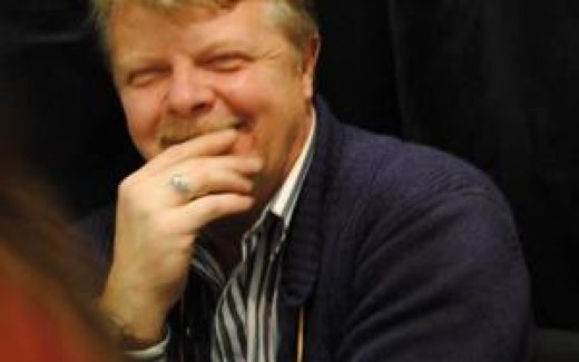 мужчина улыбается