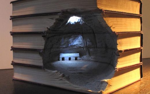 инсталляция : скульптура, вырезанная из книг