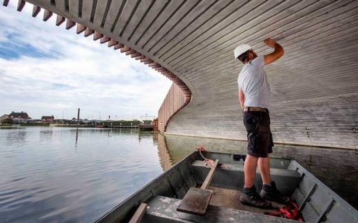 Велосипедно-пешеходный мост для людей и летучих мышей в Голландии