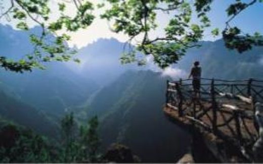 горный пейзаж с мостом