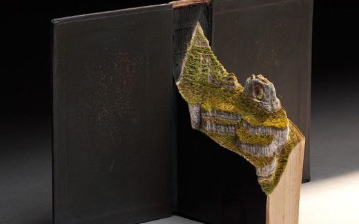 инсталляция : скульптура, вырезанная из книг