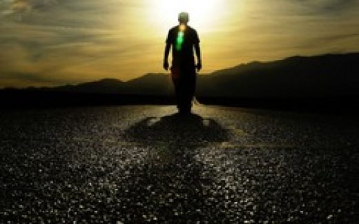 мужчина, уходящий в закат