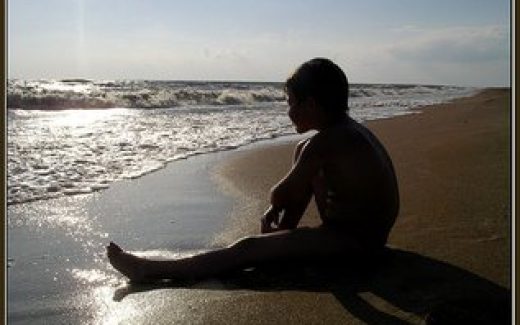 мальчик на берегу моря