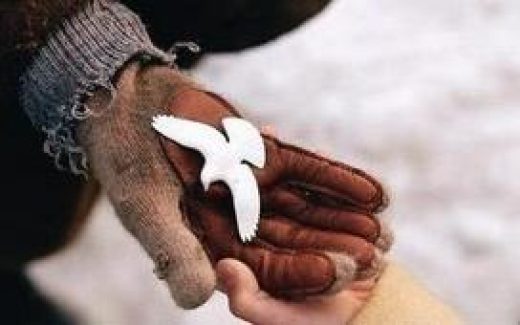 птица из бумаги на ладони