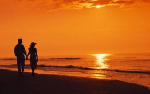 закат на море, двое на берегу