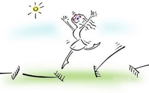 девушка легко бежит, наступая на грабли