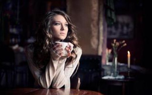 девушка с чашкой кофе