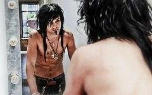 парень смотрит на себя в зеркало