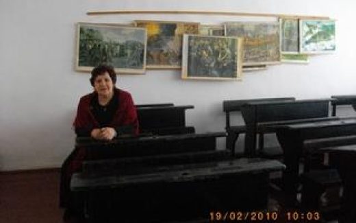 Ульянова Галина Андреевна за партой В.М.Шукшина. Музей писателя в Сростках