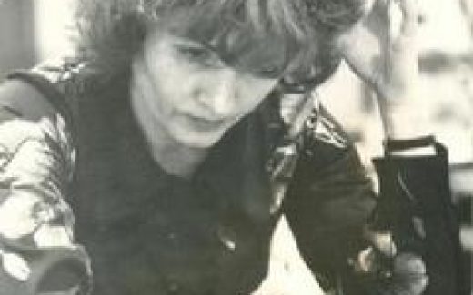 девушка играет в шахматы