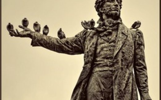 памятник Пушкину. На нем птицы