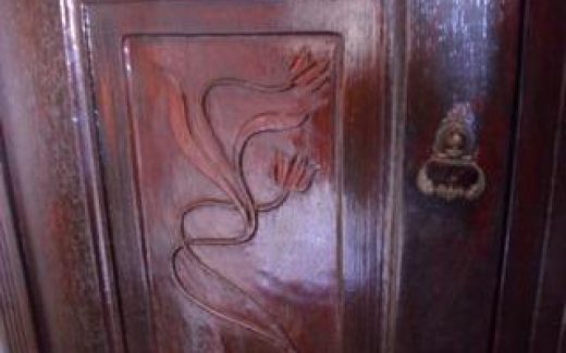 лилия на двери