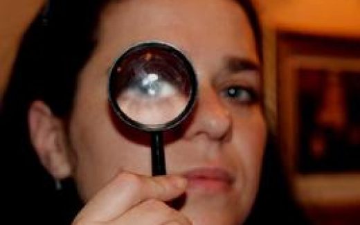 девушка с лупой