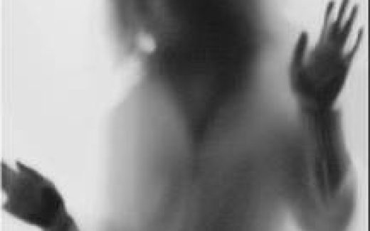 девушка за стеклом