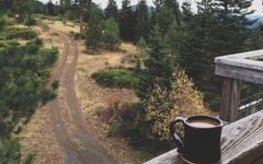 чашка кофе на балконе