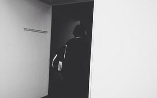 девушка уходит