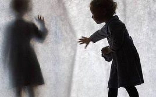 девочка и силует