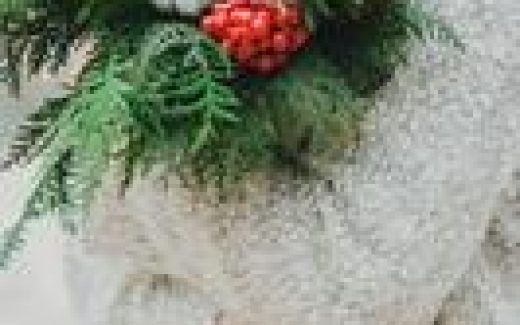 девушка с зимним букетом