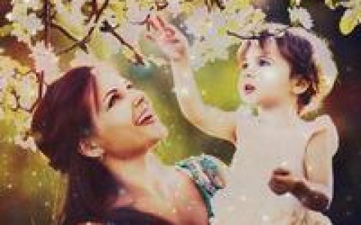 Весна, мама с ребенком на руках