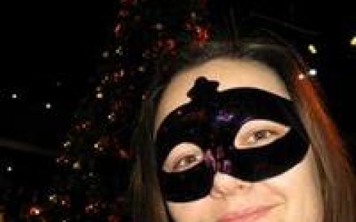 фейерверк и девушка в маске