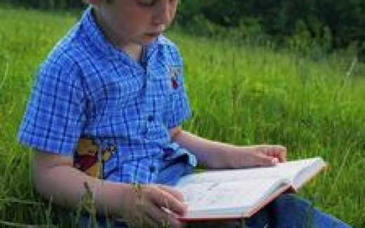 ребенок читает книгу