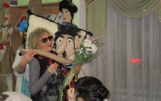 Галина Стецкая и кукла-подушка Ризо