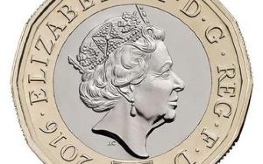 12-гранная монета достоинством в 1 фунт стерлингов