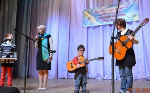 передают гитару