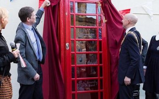 самый маленький музей мира. телефонная будка