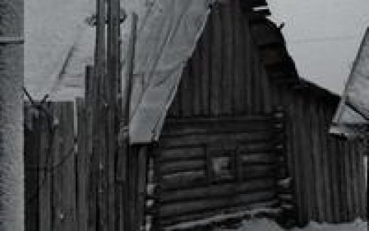 стпарый дом зимой