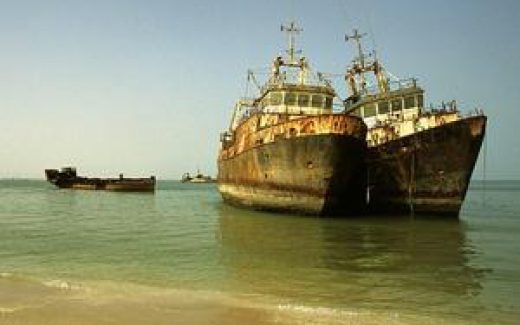 два корабля в море у берега