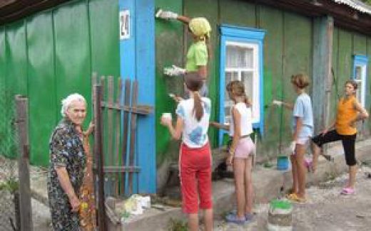 дети красят дом, помогают бабушке