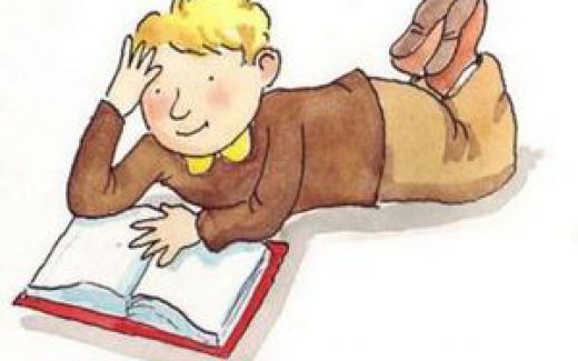 мальчик читает книгу