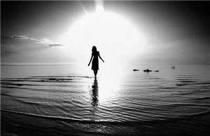 Девушка идущая по воде